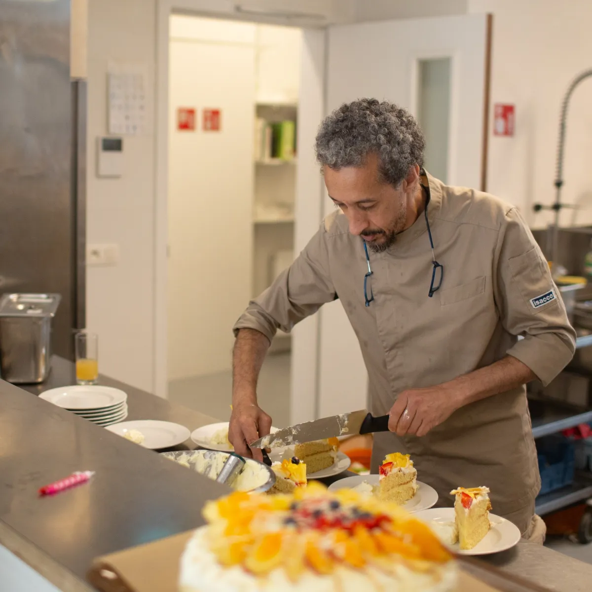 Chef met een taart in de keuken van De Harmonie