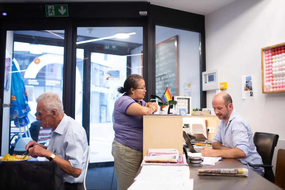 Onthaal en bezoekers binnen bij De Harmonie