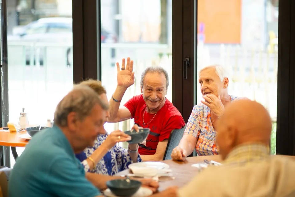 Actieve groep bezoekers bij De Harmonie
