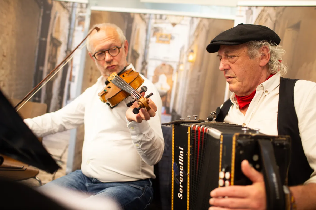 Muzikanten tijdens een optreden bij De Harmonie