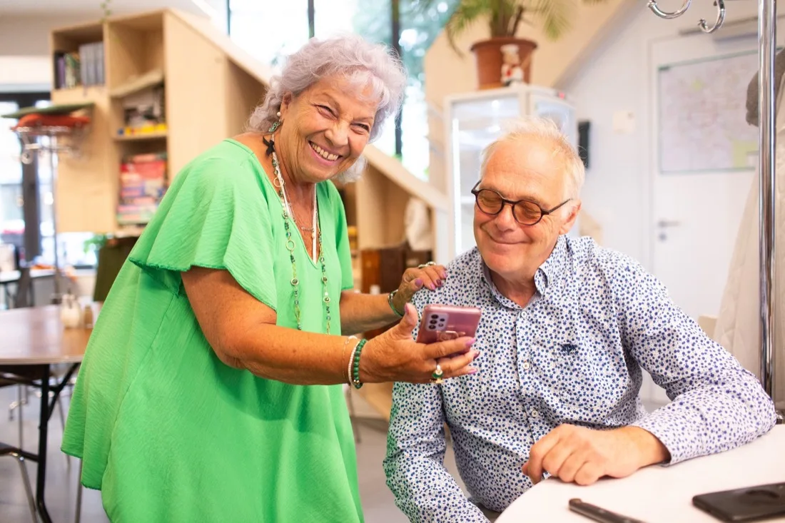 Bezoekers genieten samen in De Harmonie